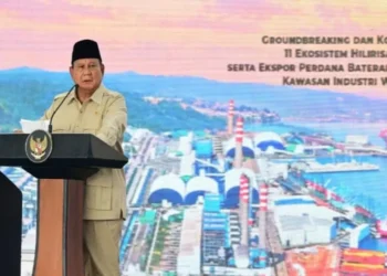 Presiden Prabowo Subianto menyampaikan sambutan pada acara ekspor perdana baterai kendaraan listrik di kawasan Indonesia Weda Bay Industrial Park, Halmahera Tengah, Maluku Utara