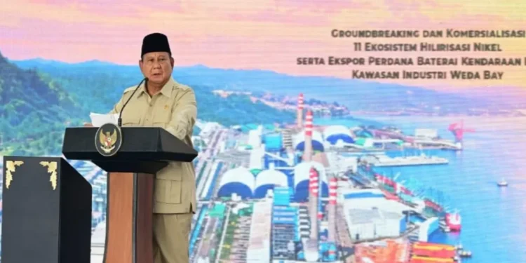 Presiden Prabowo Subianto menyampaikan sambutan pada acara ekspor perdana baterai kendaraan listrik di kawasan Indonesia Weda Bay Industrial Park, Halmahera Tengah, Maluku Utara