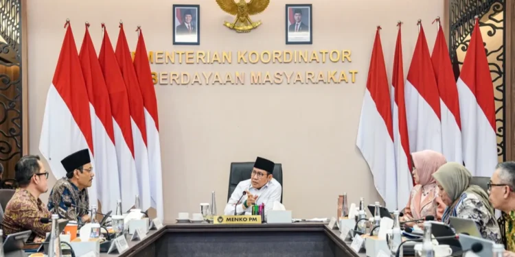 Menko Muhaimin memimpin Rapat Tingkat Menteri Kemiskinan Klaster Data di Kantor Kemenko PM Jakarta