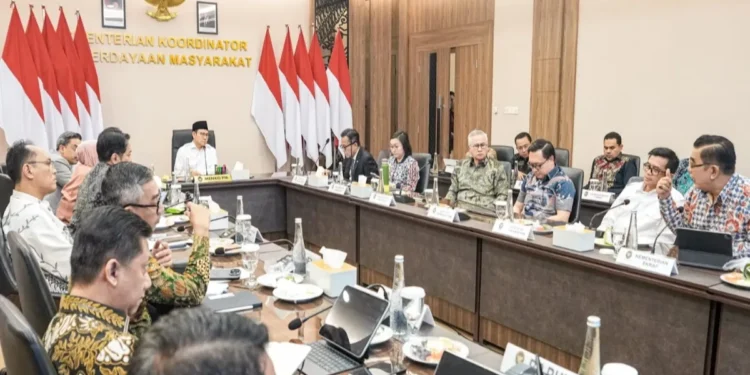 Menko Muhaimin memimpin Rapat Tingkat Menteri Klaster Kolaborasi di Kantor Kemenko PM Jakarta