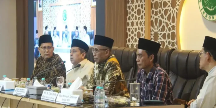 Kepala BPJPH Ahmad Haikal Hasan saat berbicara dalam Tukar Pikiran Implementasi Wajib Halal Oktober 2026 di Kantor MUI Jakarta
